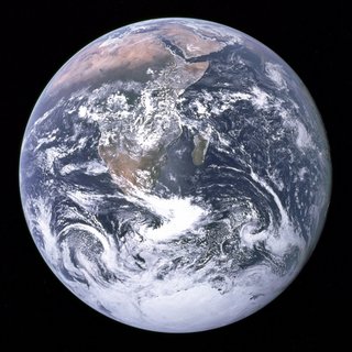 小惑星、地球にニアミス　直前まで観測されず