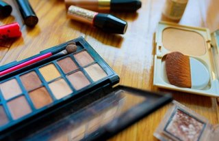 メルカリで売買される「使用済みコスメ」、購入する女性たちの心理