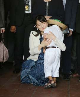 ボリビア訪問の眞子様に駆け寄る子供、眞子様が優しくハグする