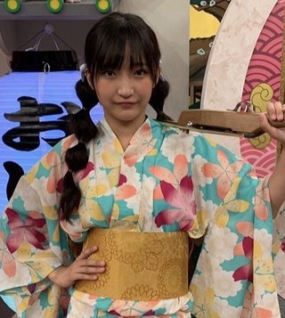 子供がお祭りに友達と浴衣を着る