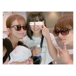 辻希美、家族で沖縄旅行へ出発　生後７か月三男が飛行機初体験「ドキドキだね」