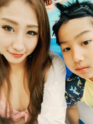 【衝撃】女子大生の娘とナイトプールへ出かけたママがどこからどう見ても３姉妹にしか見えないと話題に