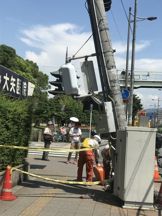 【京都】清掃車とタクシーが衝突＝乗客1人死亡、6人重軽傷