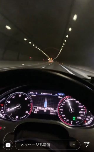 この車の内装。