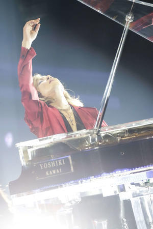 【ＹＯＳＨＩＫＩ】ファンとの触れ合いで右手首靱帯悪化