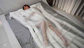 「睡眠用のうどん」予約殺到　手足涼しい極太めん