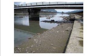 小学２年男児が川で行方不明 