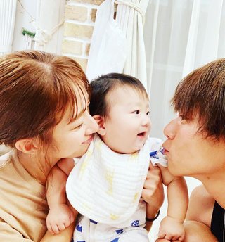 杉浦太陽、辻希美と生後８か月三男との親子３ショット公開「癒され過ぎ。無償の愛…」