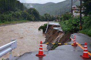 【大雨】休校の判断はいつ？　決定後に「もう登校した」嘆きも