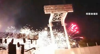 【なぜ】観客の頭上すぐ近くで花火が破裂したのか　神宮の花火事故を11本の動画から検証