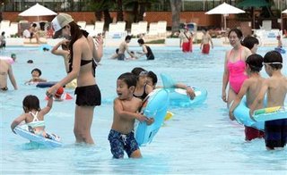 【としまえん】プールで救助の女児が死亡　浮き遊具の下に潜り込む　東京・練馬