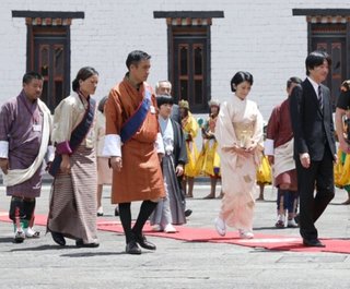 ブータンを私的旅行中の秋篠宮ご夫妻と悠仁さまは、JICA関係者15人と懇談された。