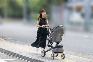 小倉優子は脱グラドル最大の勝ち組か　黒ワンピでお買い物姿