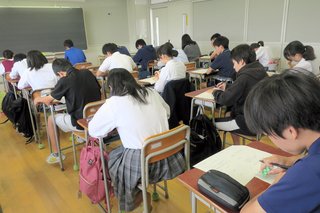 定期テスト廃止、泣き出す生徒も　改革途上の中学校で