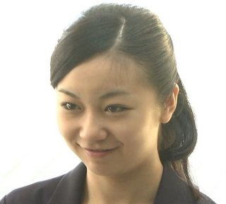 振袖の佳子さま…　現地紙一面に「王宮のプリンセス」