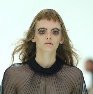 グッチ、ランウェイでお披露目された「つけまつげ」の使い方が斬新すぎて絶句