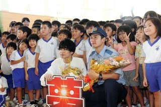 仮面ライダーと駐在さんは兄弟！！　テレビと地域のヒーローが児童と交流