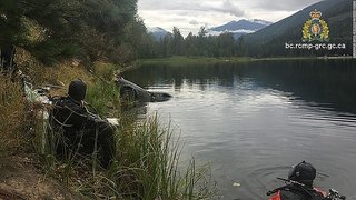 １３歳少年が湖で車発見、中から２７年前の女性遺体　カナダ