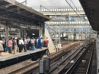 京浜東北線の線路内に人立ち入り 女性との情報も