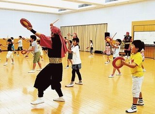 【静岡】沖縄のエイサー、小中学生が体験　駿河区