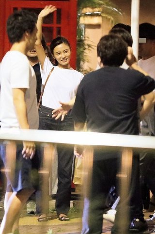 小島瑠璃子　共演芸人と打ち上げで大盛り上がり