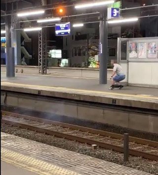 線路に爆竹投げ込む男　大阪府警が捜査