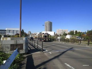 登校中の女子高生蹴られる…「腹部殴られた」被害も