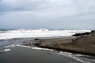 【静岡】DQNサーファー８人が一時、海に流される　台風接近で波高く