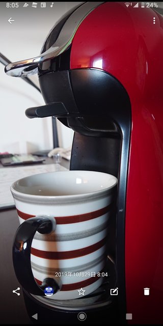 不倫でホテル泊まってるのだけどこの写真の青い光なんですか？