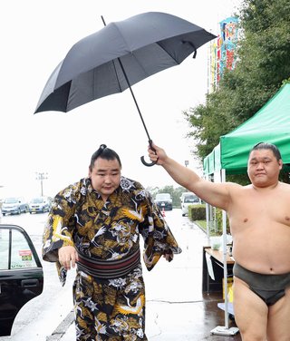 大相撲、台風で“超異例”１３日の巡業中止　力士に「外出禁止令」で夕飯は弁当も