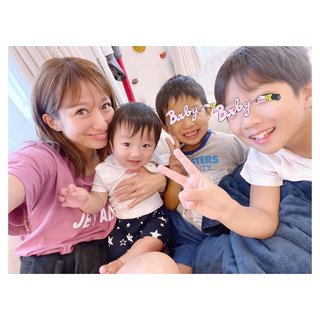 絶賛4股中!?　辻希美、3人の「小さな彼氏達」と写る仲良しショットを公開
