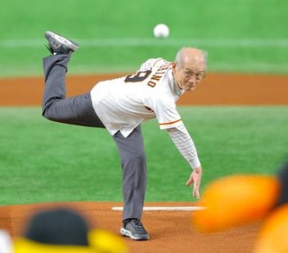 ノーベル化学賞 吉野彰さんが日本シリーズで始球式