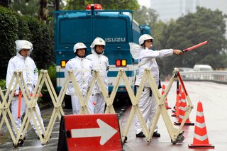 「即位反対」デモ、警官と小競り合いも　３人逮捕