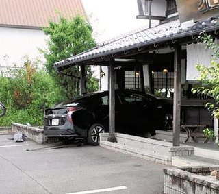 【愛知】喫茶店に車、9人けが　男（75）を逮捕  