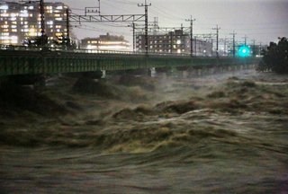 2人死亡9人行方不明　一時12都県に大雨特別警報　8都県で氾濫