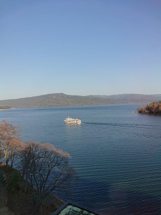 不倫でホテル泊まってるのだけどこの写真の青い光なんですか？