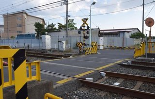 大阪・枚方の踏切で女性救出　支援学校生徒がお手柄
