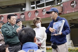 【宮城】大川小遺族が校庭で語り部　津波訴訟判決確定後初