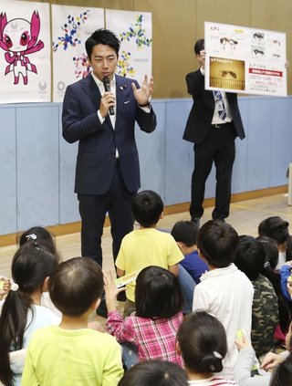 環境相「ヒアリに触っちゃだめ」児童に呼び掛け