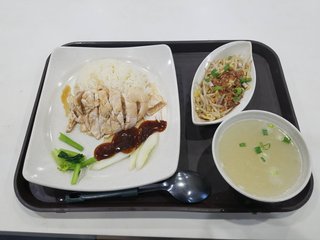 シンガポールだとこのチキンライスが250円で食べれるw日本雑魚過ぎ