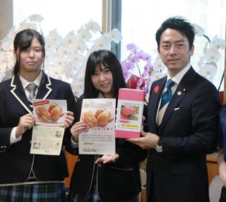 【福島】小泉環境相　福島の高校生が作った桃のスイーツを試食