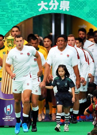 英選手と入場の小４　動画サイトで覚えた国歌、笑顔で