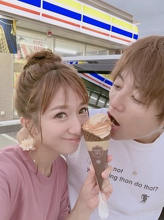 “仲良しこよし”の夫婦2ショットを公開「マロンソフトを食べました」