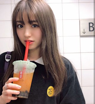 娘の香音がミニスカ生足で塾へ　美少女ぶりと美脚が話題