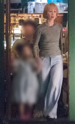 木村カエラ、4才の長女を手を引いて若々しいママ姿