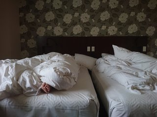 不倫でホテル泊まってるのだけどこの写真の青い光なんですか？