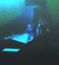 不倫でホテル泊まってるのだけどこの写真の青い光なんですか？