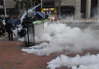 【香港】各地で衝突、騒乱状態に　発砲で高校生重体