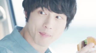 坂口健太郎と軽自動車でモスバーガー食べて海見に行くデート