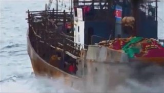 衝突した北朝鮮漁船の映像を公開 水産庁、一部始終を撮影